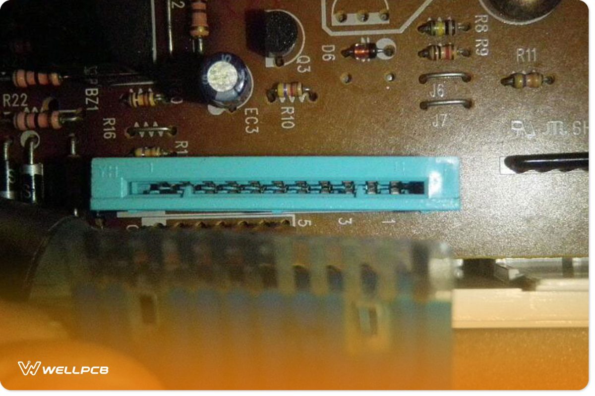 PCB mount connector, by Jstapko, licensed under CC BY-SA 3.0